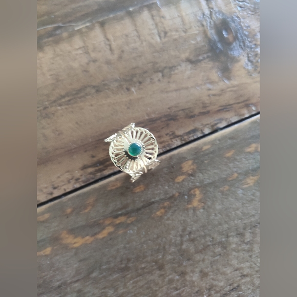 Emma & Chloe Mahé Ring in Gold & Green - Picture 4 of 4